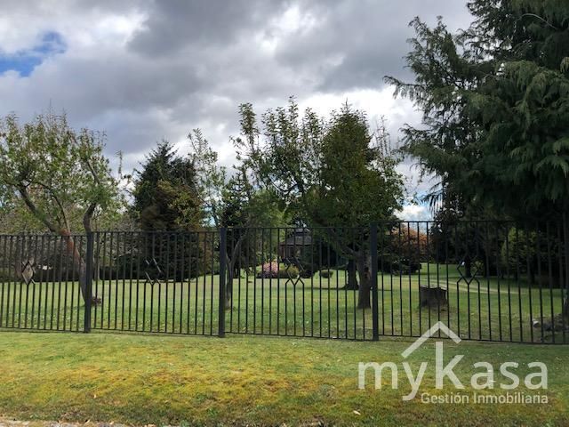 Estupenda Casa En Parcela De 6.000 M2.