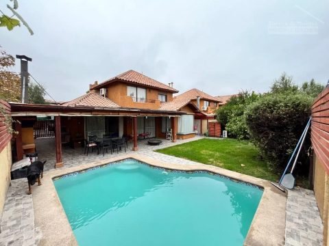 Casa Venta en Peñalolén — Linda Y Acogedora Casa, Con Excelente Ubicación Y Seguridad