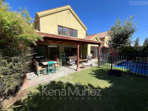 Casa Venta en Las Condes — Impecable Casa De Dos Pisos En Calle Tranquila