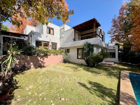 Casa Venta en Las Condes — Casa Mediterranea Con Niveles, Colegio Fco De Asis