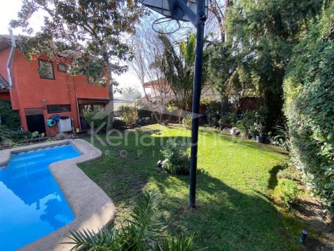 Casa Venta en Las Condes — Excelente Casa En Calle Tranquila Con Camaras