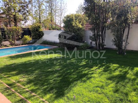 Casa Venta en Las Condes — Amplia Y Cã“Moda Casa Con Precioso JardãN
