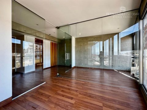 Local Comercial Arriendo en Reñaca — Reñaca – Arrienda Oficina Con Dos Privados Y Baño En Pleno Centro