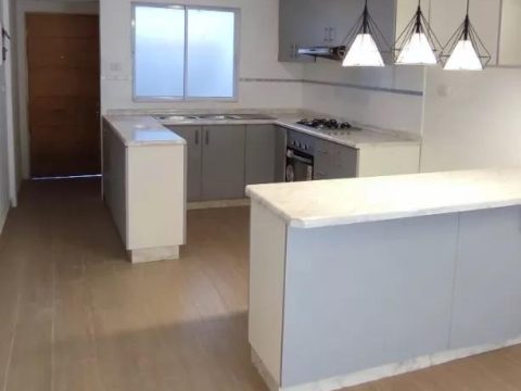 Casa Arriendo en Ñuñoa — Acogedora Casa Con Departamento Interior, Metro V. Frei