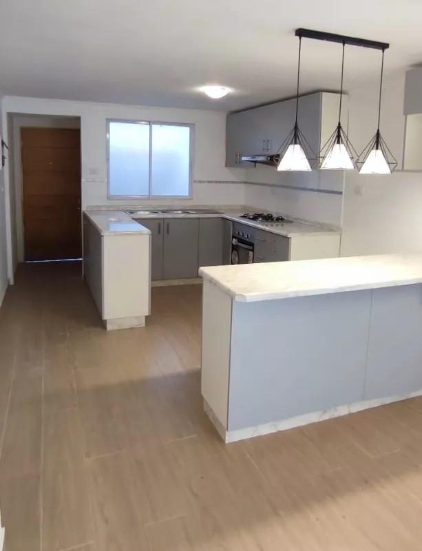 Acogedora Casa Con Departamento Interior, Metro V. Frei