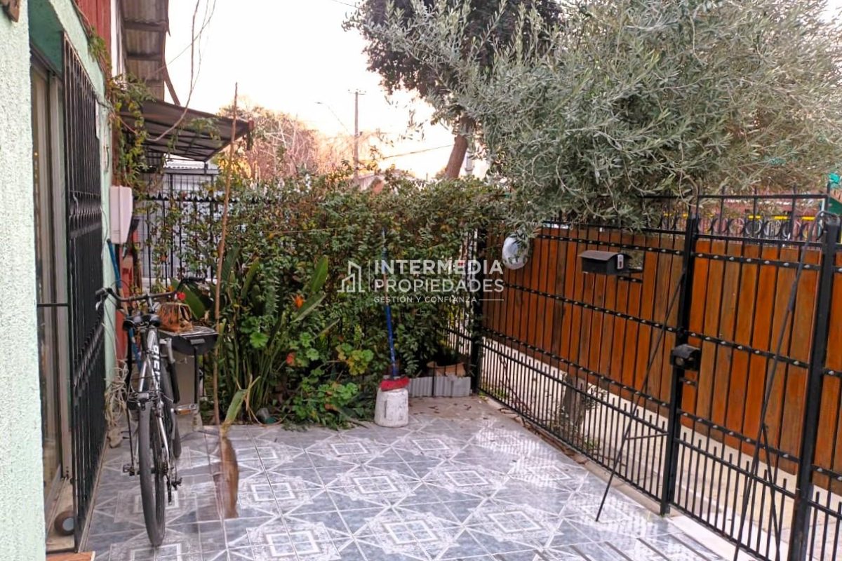 Casa Grande A Pasos De Metro Elisa Correa.