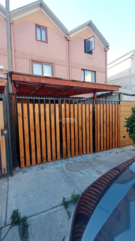 Una Bella Casa De 3 Pisos En Un Sector Tranquilo.