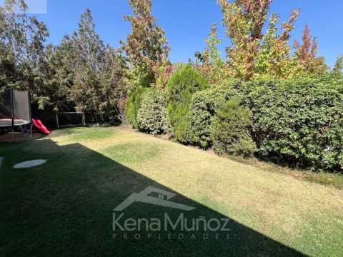Casa Venta en Las Condes — Preciosa Casa Con Amplio Jardín