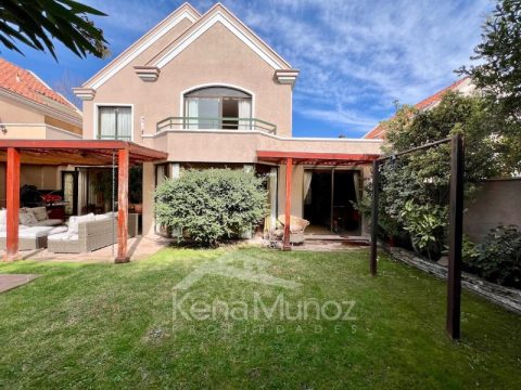 Casa Venta en Las Condes — Amplia Casa En Pasaje Orientaciã“N Norte