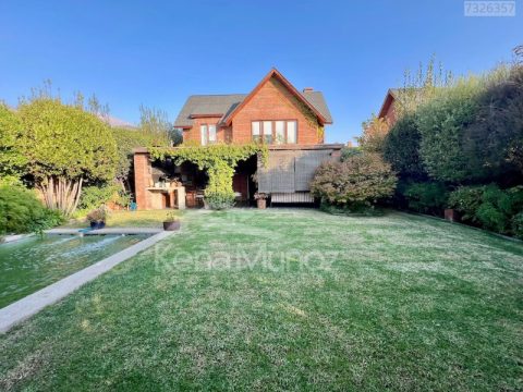 Casa Venta en Las Condes — Preciosa Casa En Condominio Cerrado,Acceso Controlado 24/7, Juegos Infantiles, Area Verde, Estacionamiento Visita