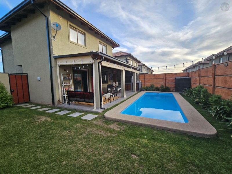 En Arriendo Amplia Y Segura Casa En Micro Barrio De Hacienda Esmeralda