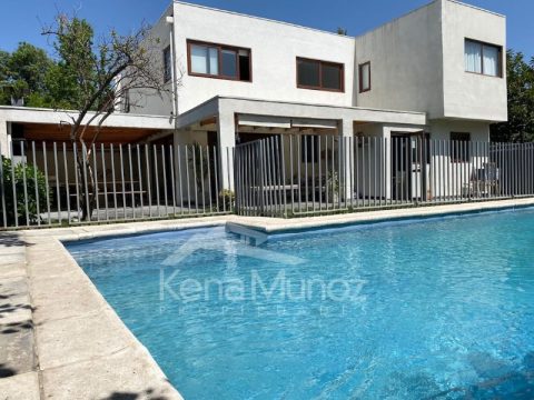 Casa Venta en Las Condes — Casa Mediterranea Con Jardin Norte. Metro Los Dominicos