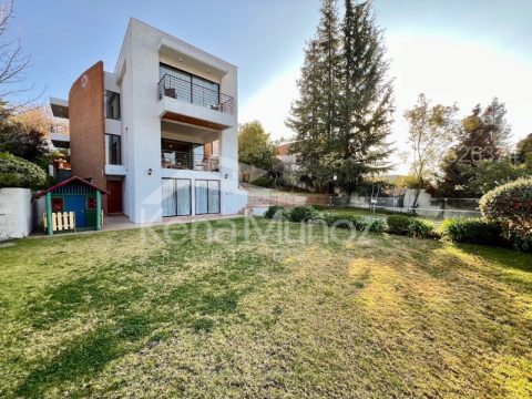 Casa Venta en Las Condes — Casa Impecable Con Amplios Espacios Y Maravillosa Vista Al Nororiente