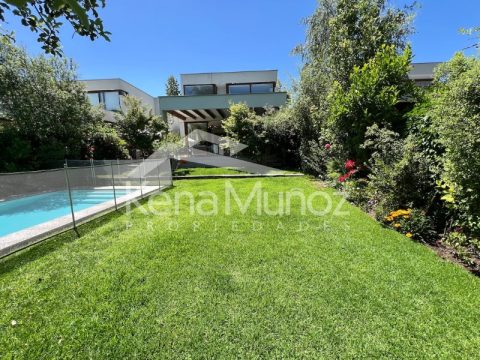 Casa Venta en Las Condes — Preciosa Casa En Condominio Dominicos Antiguo