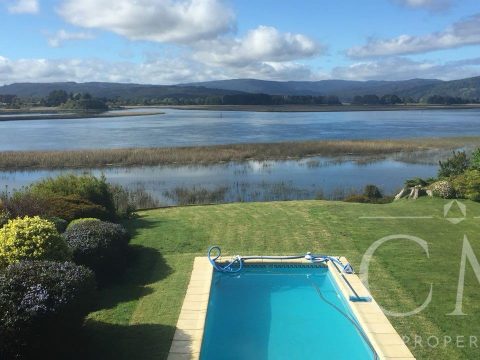 Casa Venta en Valdivia — Se Vende Casa Con Espectacular Vista Y Orilla Al Rio Valdivia