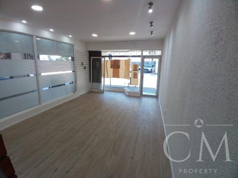 Local Comercial Arriendo en Valdivia — Se Arrienda Local Comercial En Centro Valdivia , Lado Teatro Cervantes