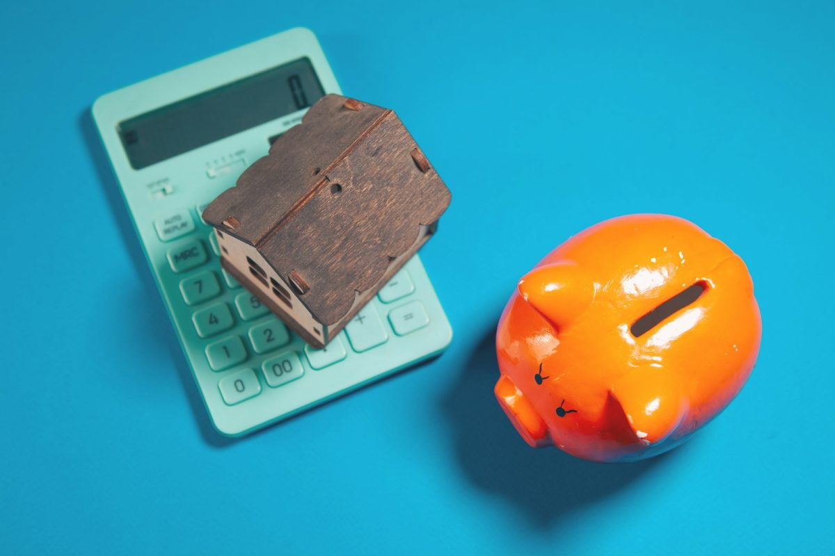 Calculadora, alcancía y una casa: el costo del crédito hipotecario