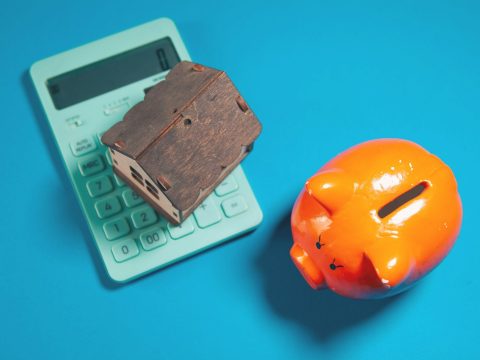 Calculadora, alcancía y una casa: el costo del crédito hipotecario
