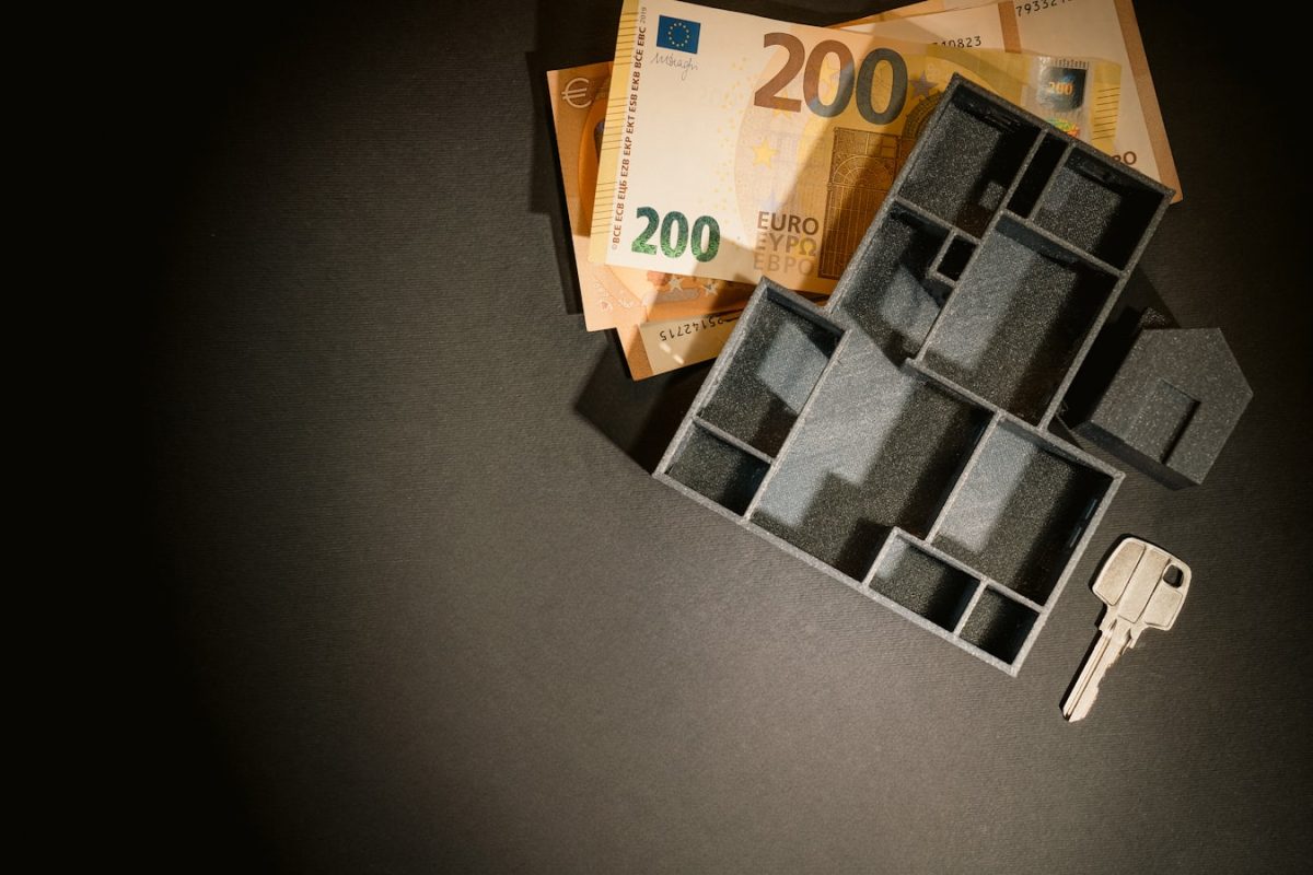Llaves sobre billetes: el pie para comprar una casa
