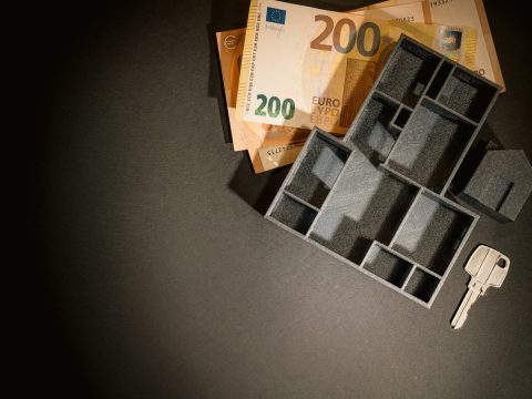 Llaves sobre billetes: el pie para comprar una casa