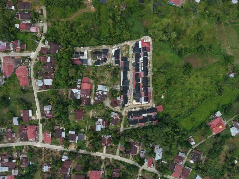 Vista aérea de un barrio residencial con casas