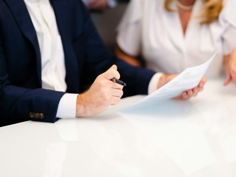 Firma de la escritura de una propiedad ante notario