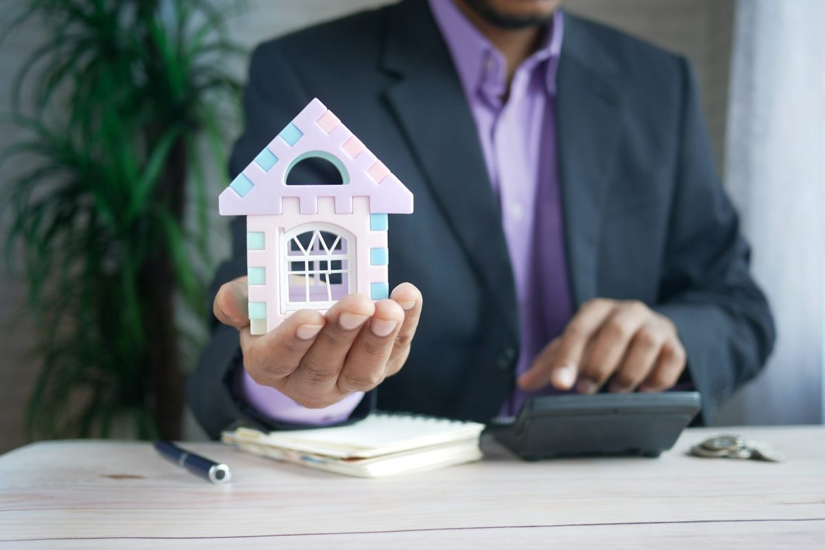 Asesoría de crédito hipotecario con calculadora y casa