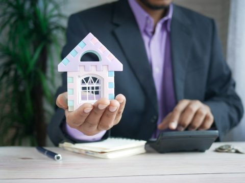 Asesoría de crédito hipotecario con calculadora y casa