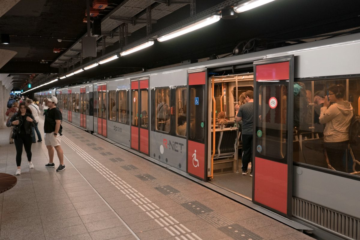 Estación de Metro y transporte urbano