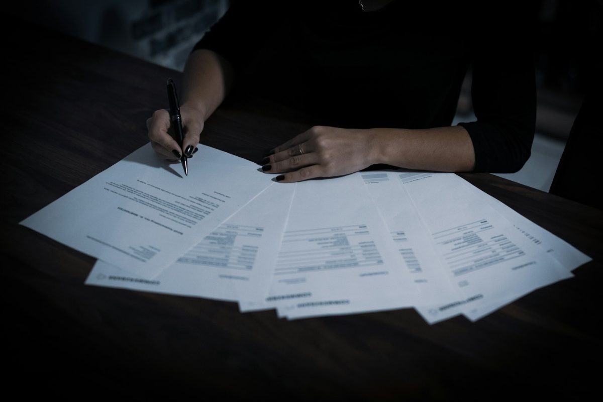 Documentos y contrato de compra de una vivienda