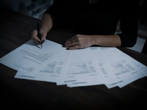 Documentos y contrato de compra de una vivienda