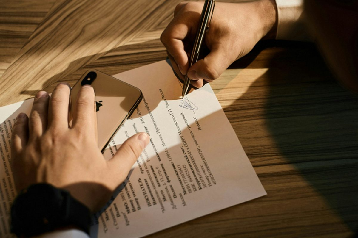 Firma de un crédito hipotecario en el banco