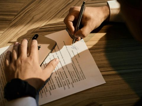 Firma de un crédito hipotecario en el banco