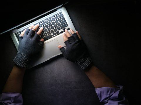 Alerta de seguridad al revisar una propiedad en internet