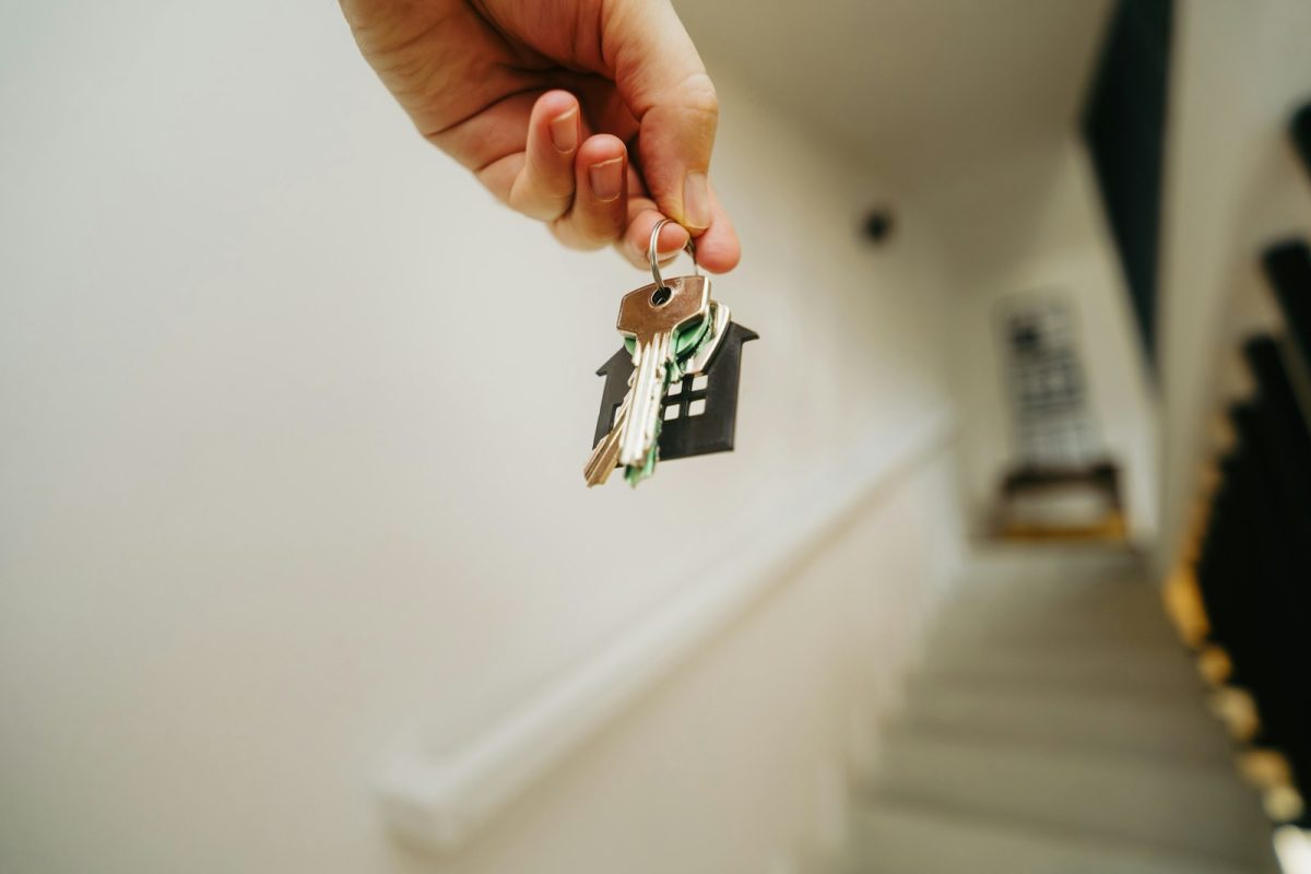 Pareja recibe las llaves de su nueva vivienda