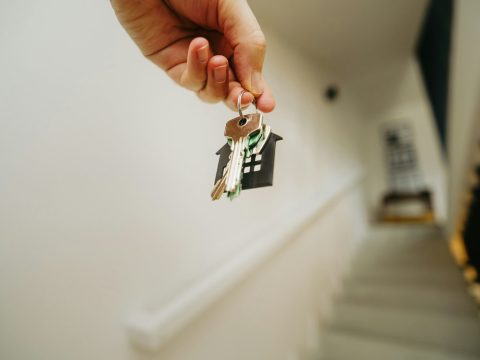 Pareja recibe las llaves de su nueva vivienda