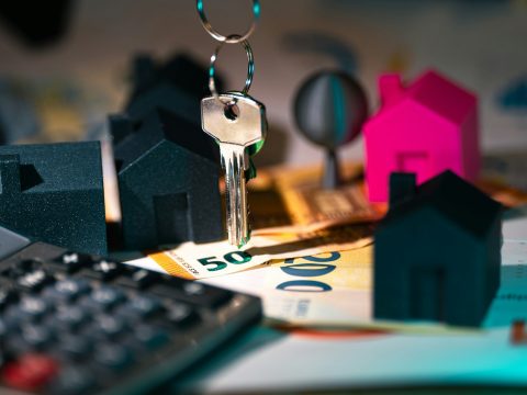 Calculadora y maqueta de casa para calcular las contribuciones