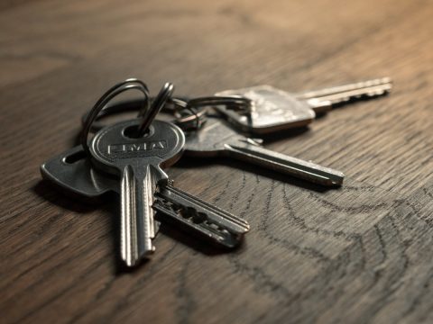 Llaves de una propiedad sobre una mesa tras la restitución