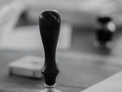 Sello sobre documentos en el Conservador de Bienes Raíces