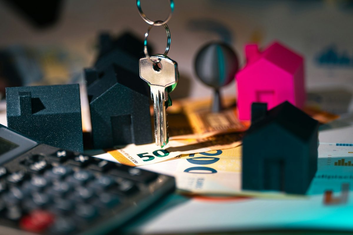 Calculadora y maqueta de casa para revisar el avalúo fiscal