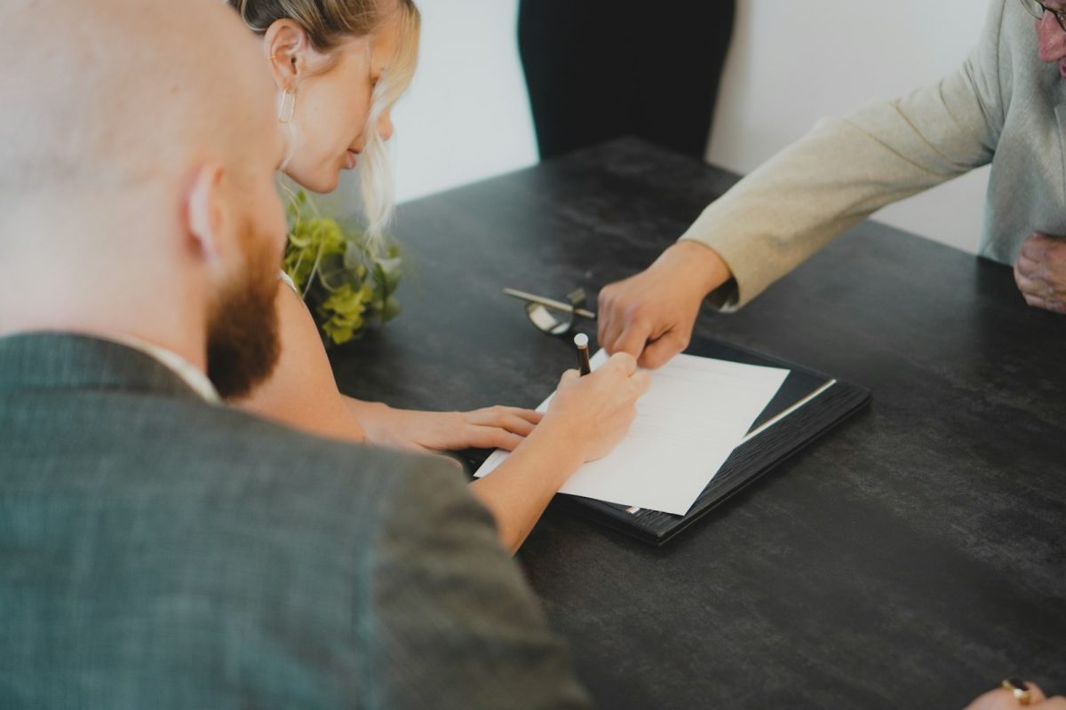 Personas firmando un contrato de arriendo