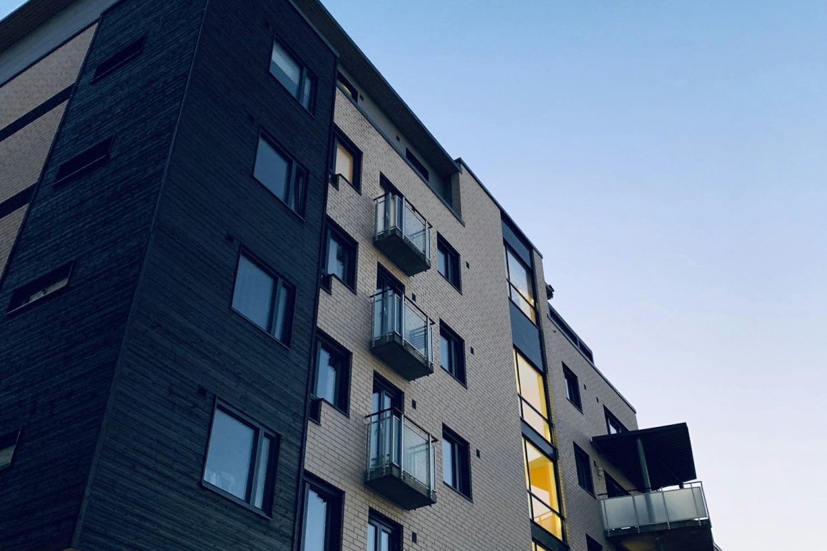 Edificio de departamentos que representa la oferta de vivienda