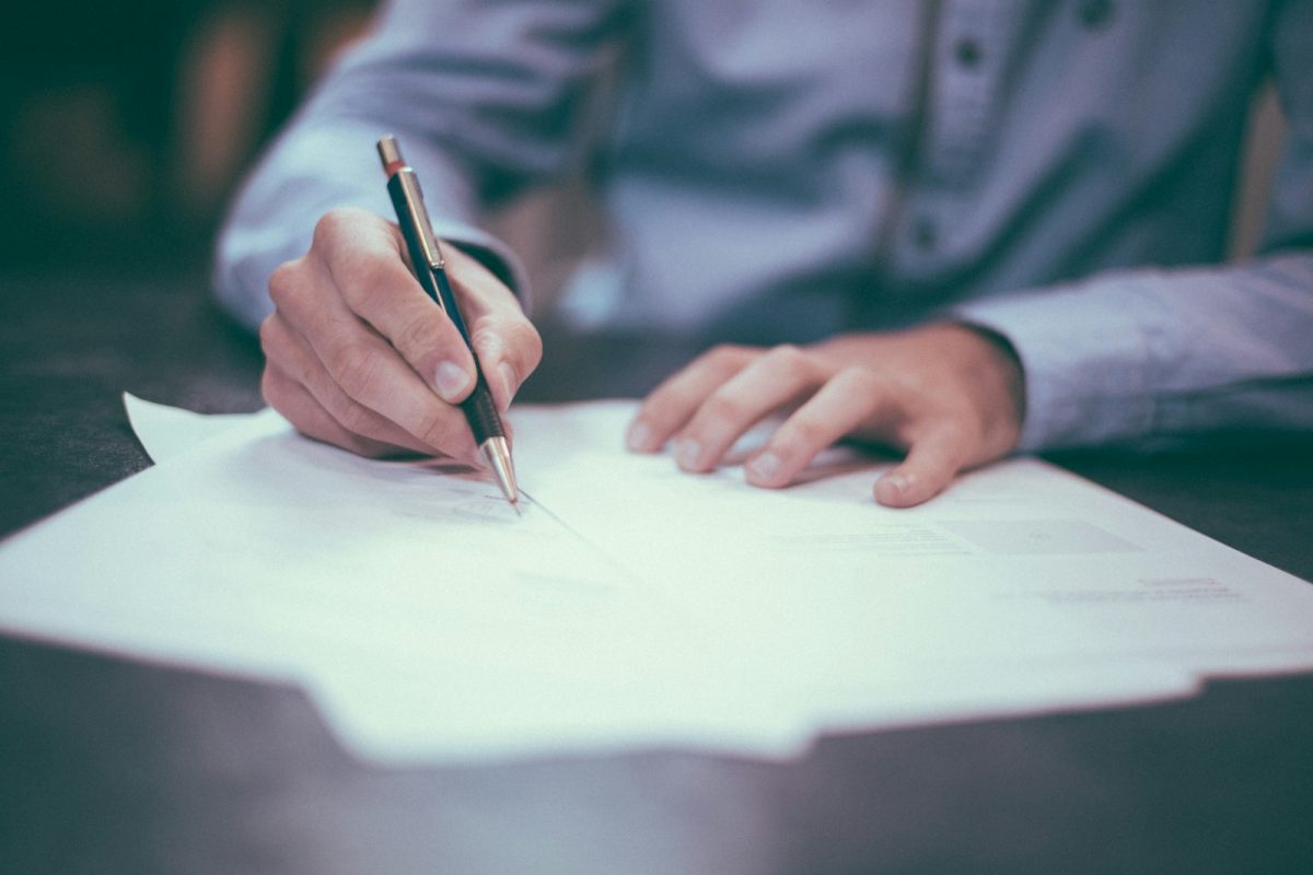 Persona firmando la contratación de un seguro