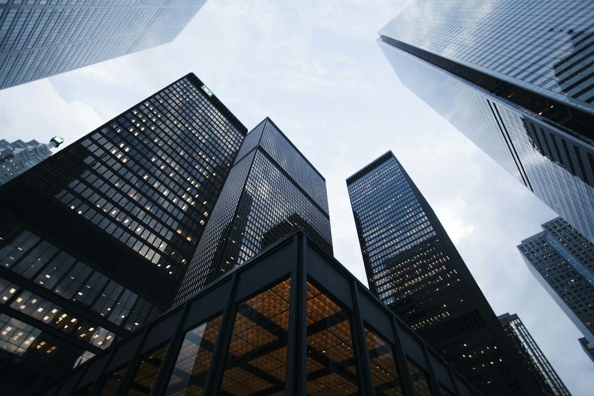 Edificios de oficinas de vidrio en el sector oriente de Santiago