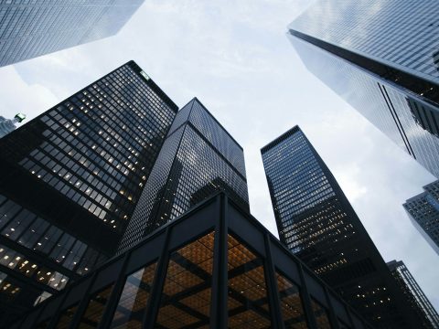 Edificios de oficinas de vidrio en el sector oriente de Santiago