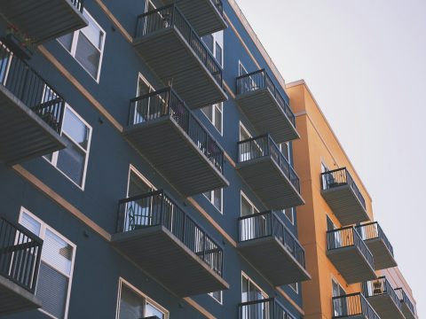 Edificio de departamentos con balcones destinado a arriendo