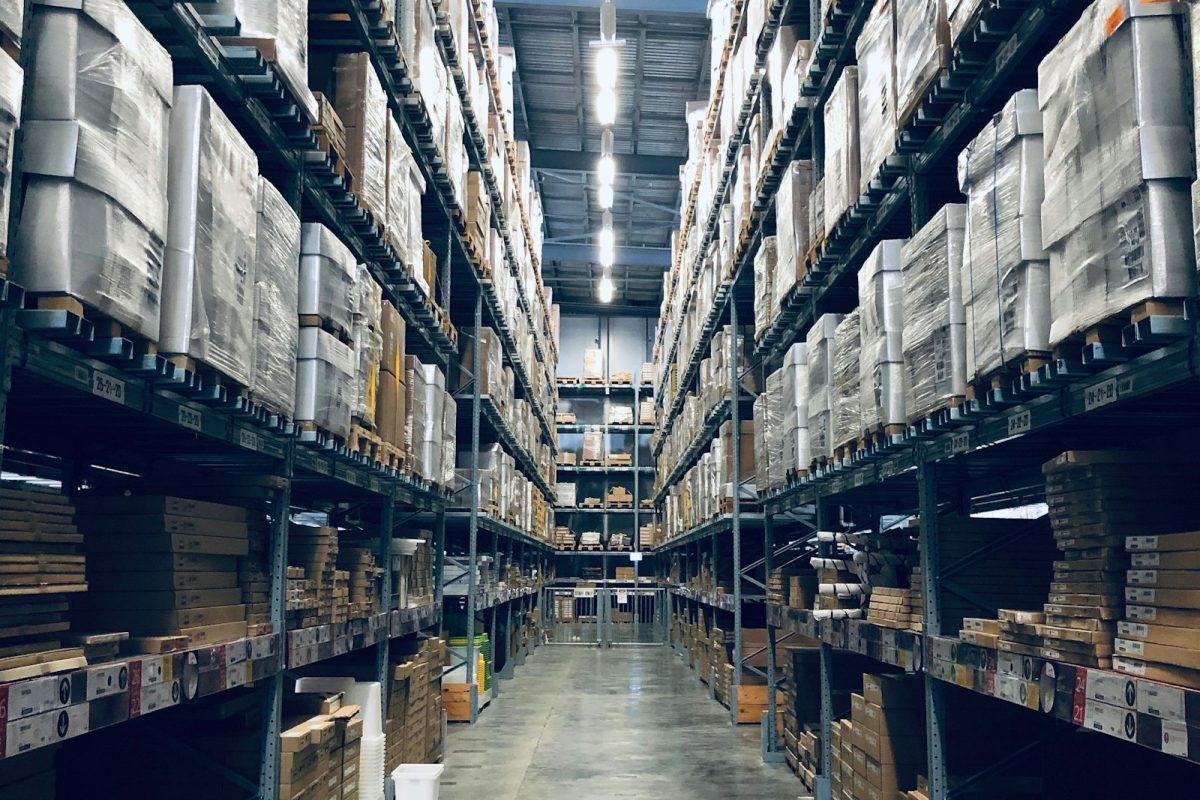 Interior de una bodega o centro logistico con estanterias