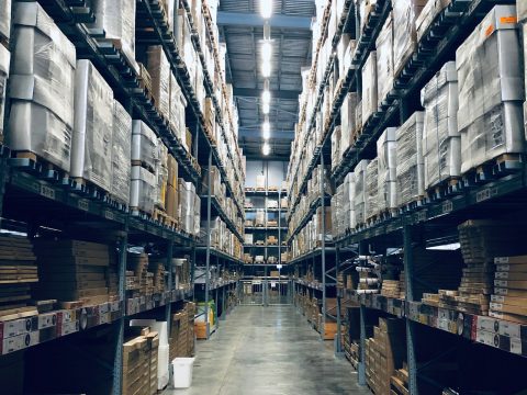 Interior de una bodega o centro logistico con estanterias