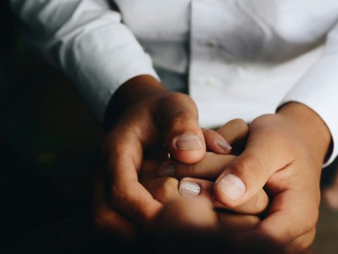 Manos que se sostienen, apoyo a personas mayores