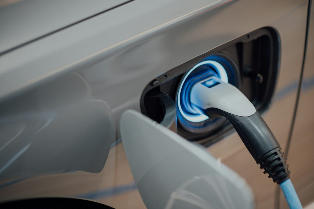 Cargador conectado a un auto electrico